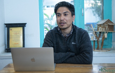 'टिम्मुर' किताबका लेखक तथा रैथाने खाजाघरका सञ्चालक प्रशान्त खनाल। तस्बिरः नवीनबाबु गुरुङ/सेतोपाटी